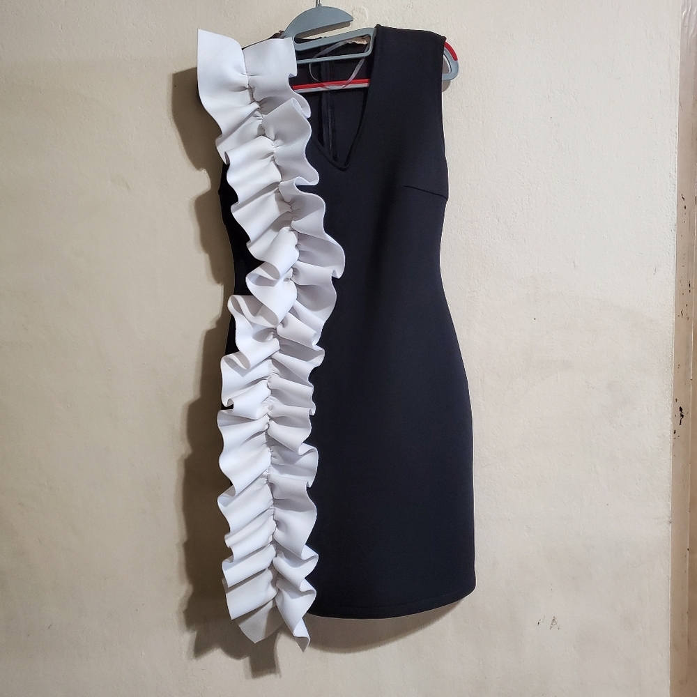 La Patean Dress Black white side Ruffle Size 12 - Picture 4 of 6